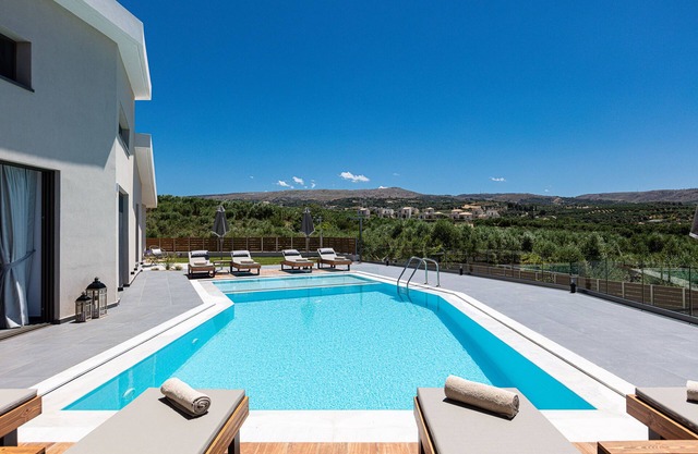 TreeTop Villa I, Private Pool, BBQ & Playground, close to Beach & Shops