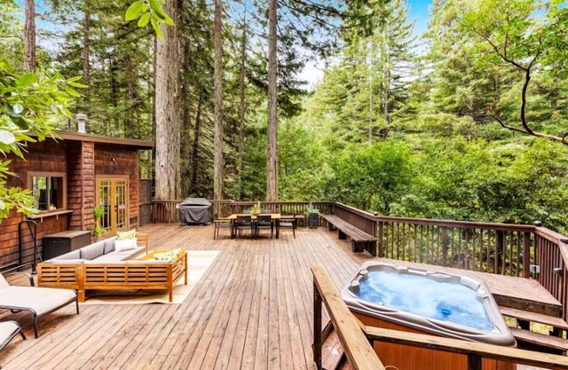 TreeTops Bungalow ~ Spacious and Spacious 2 Bedroom, Hot Tub, Woof!