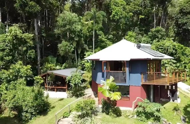 Treeverb Beach House : Hexagonal Beach house in the Daintree