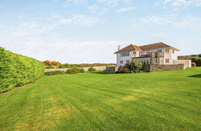 Trefebus - Six Bedroom House, Sleeps 12