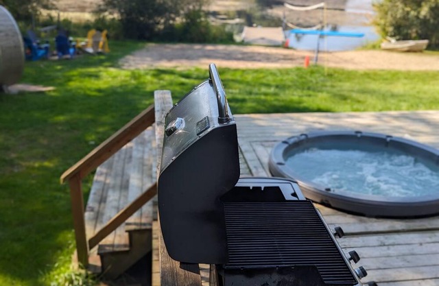 Trenanthia "the OG" Cottage: Hot Tub, Sauna, Games Room, Kayaks, Canoes, SUPS ++