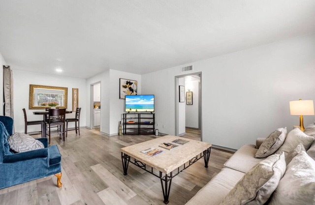 Trendy 2 BR near Downtown