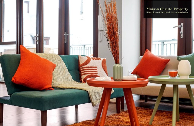 Trendy 2BR Apartment With Large Terrace Near Canary Wharf, Excel, O2 & Stratford