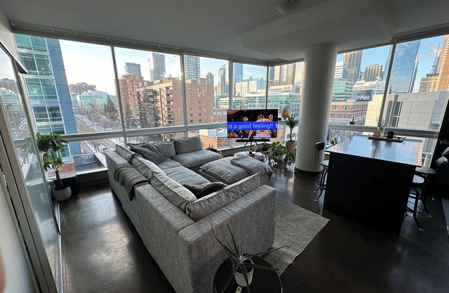 Trendy 2BR condo with downtown Calgary views, ideal for stylish getaways!