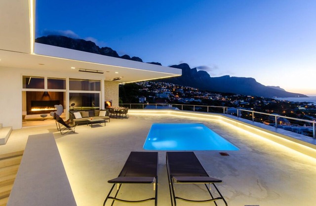Trendy 50s villa, Camps Bay Beach within walking distance