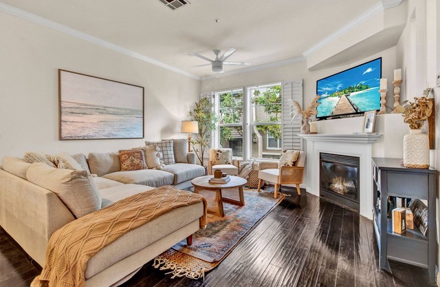 Trendy Coastal Townhome - Centrally Located!