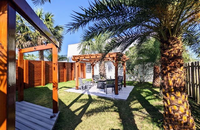 Trendy Cottage - Short walk to the beach - Backyard Oasis