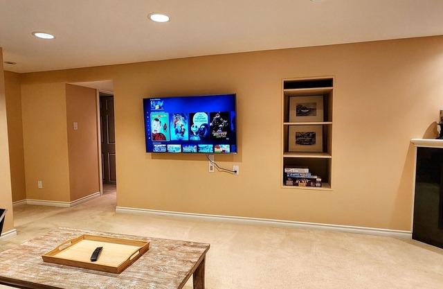 Trendy Glenora | Sleeps 10 | 5 min from Downtown & River Valley | Jacuzzi tub!