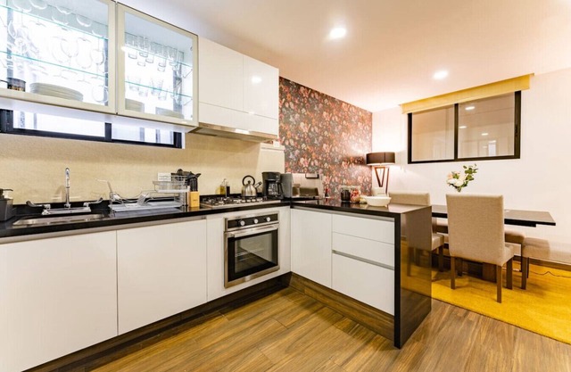 Trendy Stay w/Gym, Parking & Close to Attractions
