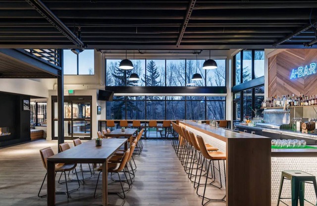 Trendy Urban Escape – Boutique Hotel Feel with Walkable Access to Hotspots