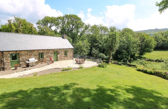TREWRACH COTTAGE, pet friendly, with open fire in Dinas Cross