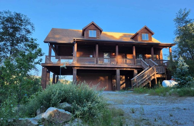 Tri-level Cabin Retreat-Privacy & Views!
