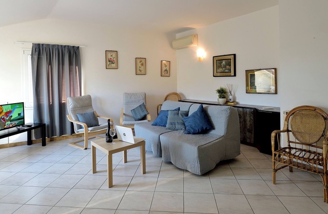 Trilo Mina 4 - Two Bedroom Apartment, Sleeps 6