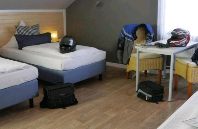 Triple Room, Shower, Toilet - Hotel-Restaurant Hüllen