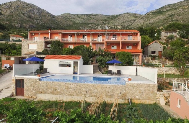 Triple sea/pool view apartmant on the ground floor