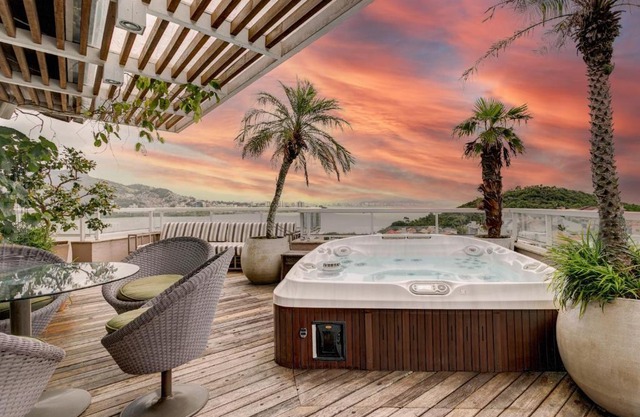 Triplex com jacuzzi na melhor vista de Floripa!