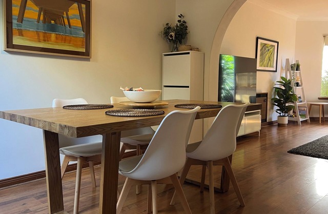 TrooBloo Townhouse in heart of Glenelg