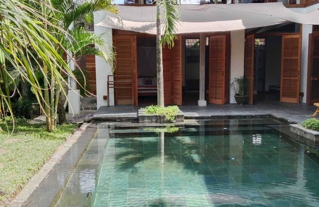 Tropical 4-bedroom villa in fabulous Penestanan walking distance to Ubud center