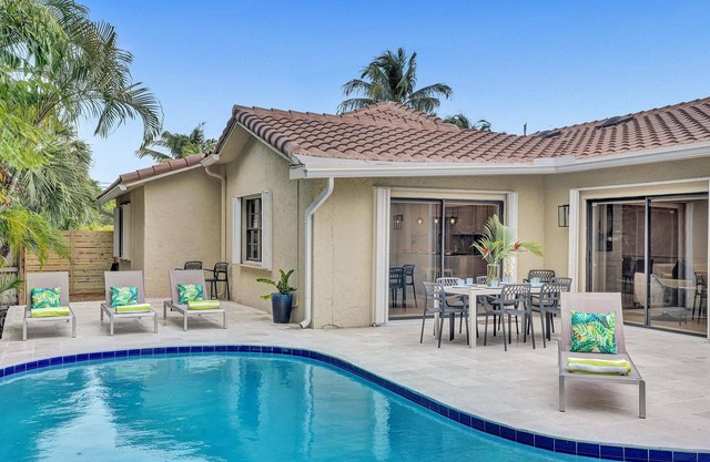 Tropical 5 bedroom pool home