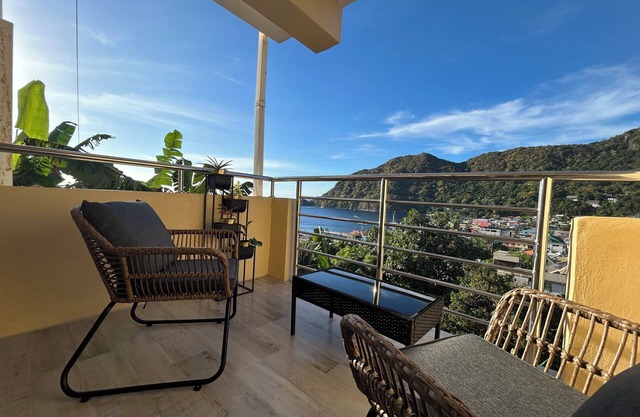 Tropical apartment- Charming 1-bedroom apartment overlooking Soufriere town.