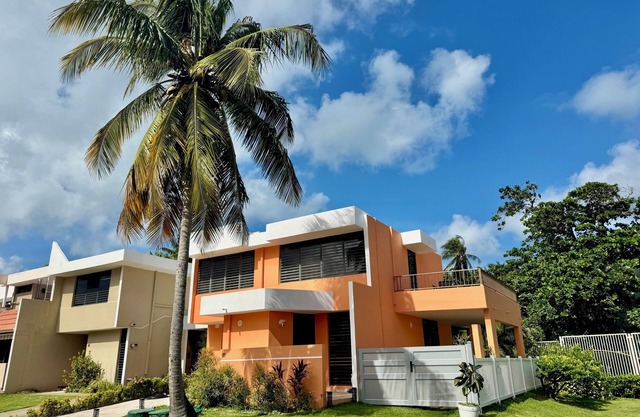 Tropical Beach Oasis: 2 Private Villas, 16+ guests!