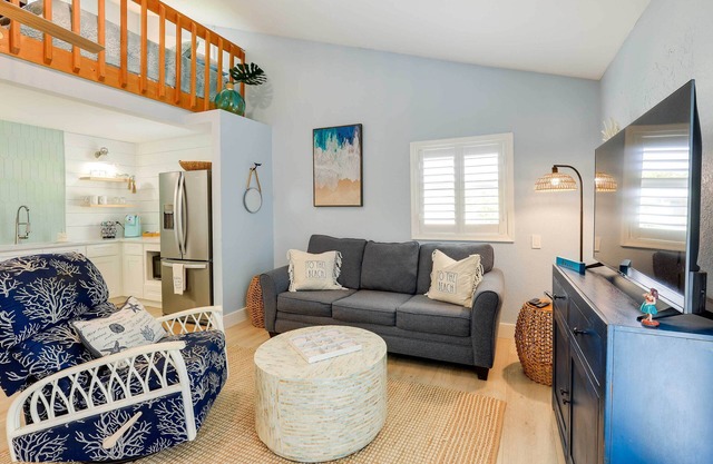 Tropical Cottage < 2 Mi to Hobe Sound Beach!