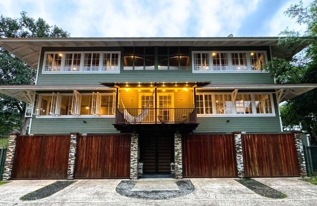 Tropical House with Historic Charm, WiFi, Private Bathrooms and Workspaces