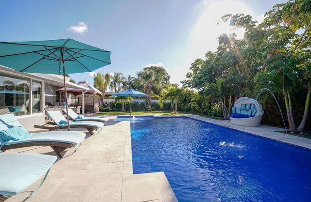Tropical Oasis heated salt pool & Hot Tub in Wilton Manor