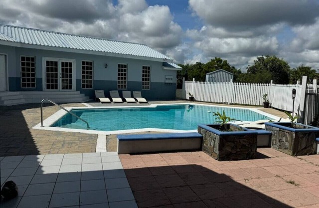 Tropical Oasis w/Pool- sleeps 12!