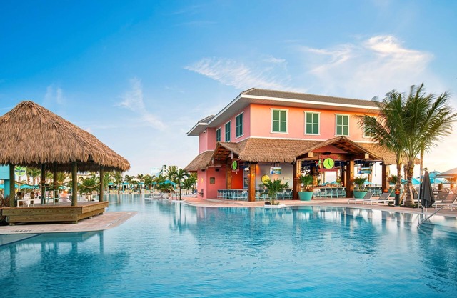 Tropical Romantic Getaway Steps Away from Sand w/Exclusive Beach Club Access
