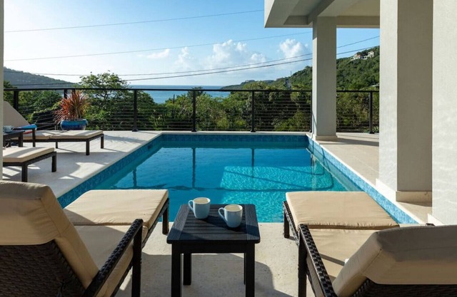 Tropical Seabreeze- Pool and back up power/solar