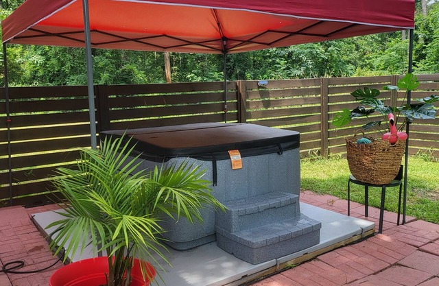 Tropical vibes/Hot tub/NEW BEDS Gated backyard/Pool Table/Gazebo/Garden/Fire Pit