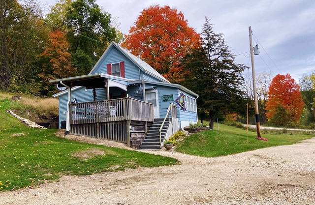 Trout Cove Cabin - Fish, Hike & Relax all in one setting just North of Decorah