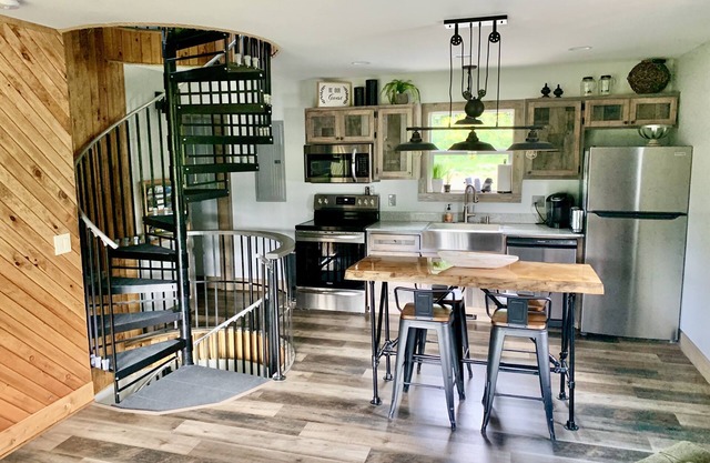 Trout Fish from your backyard! Hot Tub & 1 mi to VC Park!