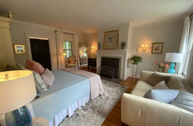 Trouvaille House Suite 2 Parisian Apartment