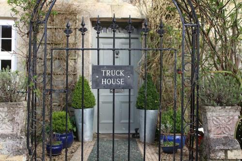 Truck House, Luxury accommodation, pet friendly, Probus