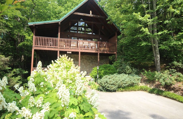 TRUE LOG CABIN FANTASTIC VIEWS (ONLINE BOOKING) 2.5 MILES TO GATLINBURG & PARK