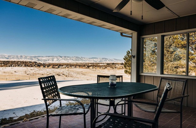 Truly Panoramic Mountain View Full House Retreat