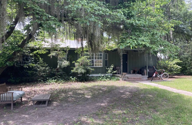 Tucked Away Newly Renovated 2 Bedroom/1 Bath, Sleep 8