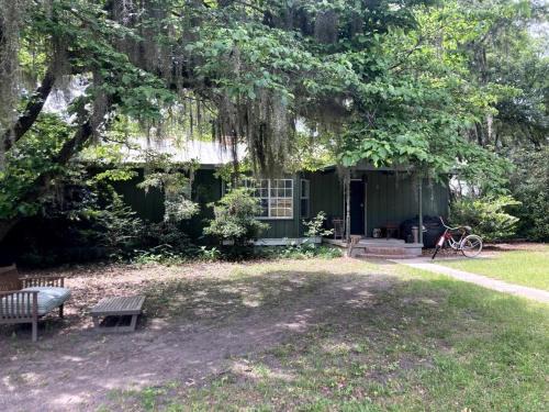 Tucked Away Newly Renovated 2 Bedroom/1 Bath Sleeps 8