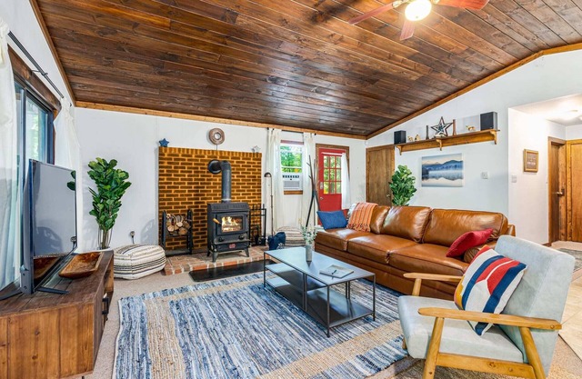 Tucked Away w/Hot Tub, Fire Pit, Deck & WiFi