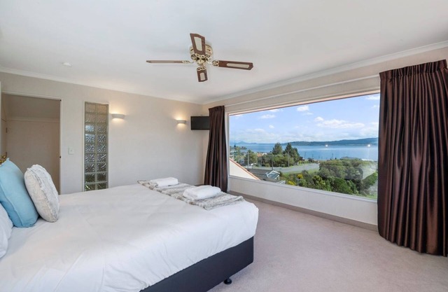 Tui Lookout Hot Tub and Views