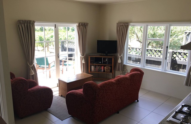 Tuki Vineyard Cottage - luxury one bedroom villa overlooking vineyard