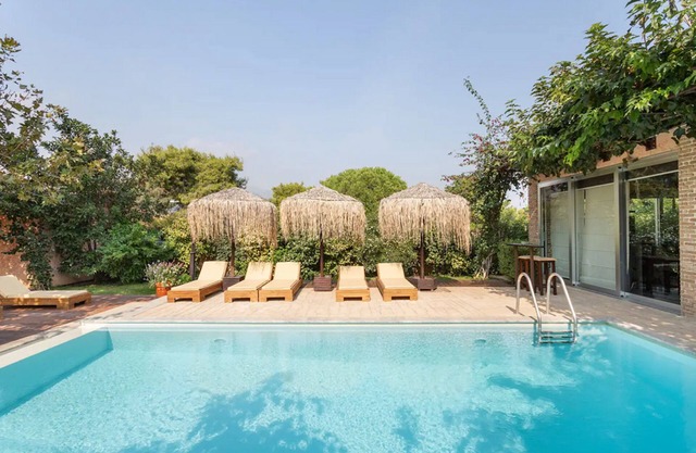 Turdus Merula Retreat villas, friends and families group, private resort. Greece