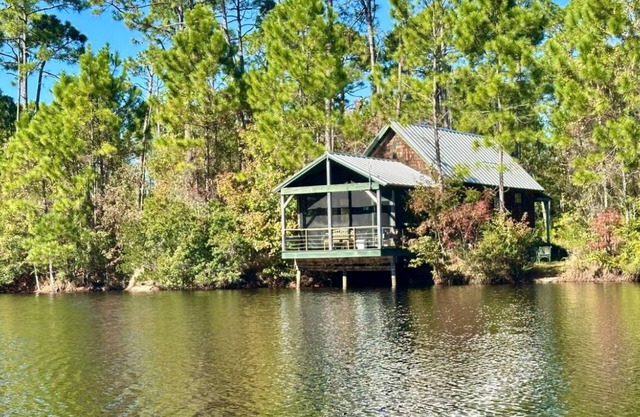 Turtle Pond cabin in Apalachicola with WiFi, Pet Friendly, Couples Retreat