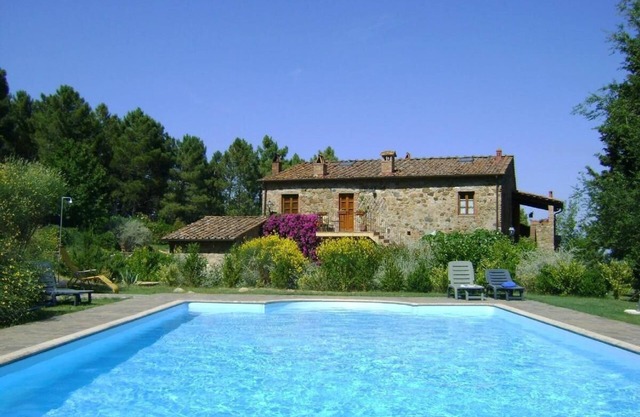 Tuscan life style with great view, park,pool,relax,hiking & bike trails