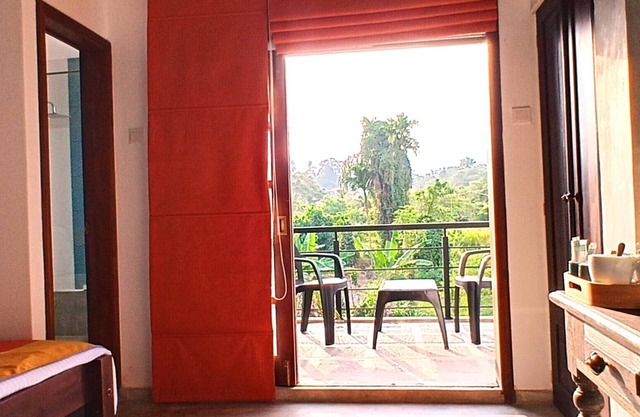 Twin/Double Room at Charming Boutique Property-Wi-Fi,AC @ out skirts' of Colombo