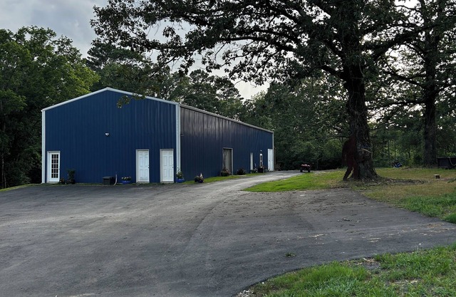 Twin Oaks Retreat in Bismarck, AR - 1 Indoor and 4 Outdoor Pickleball Courts