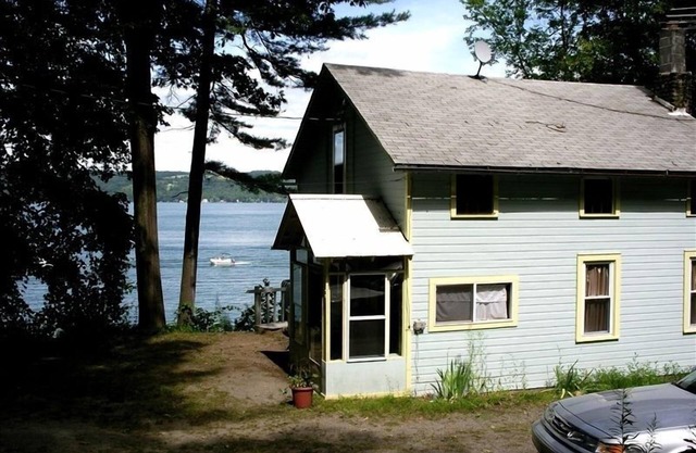 Twin Pines, Charming Cayuga Lakefront Cottage w/amazing views