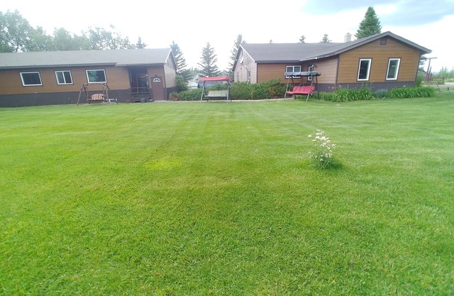 Two beautiful homes accommodate 30 sleeping guests with mountain viewsnnnnnnn